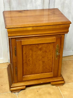 Imagen del producto: Mesilla de noche de madera noble